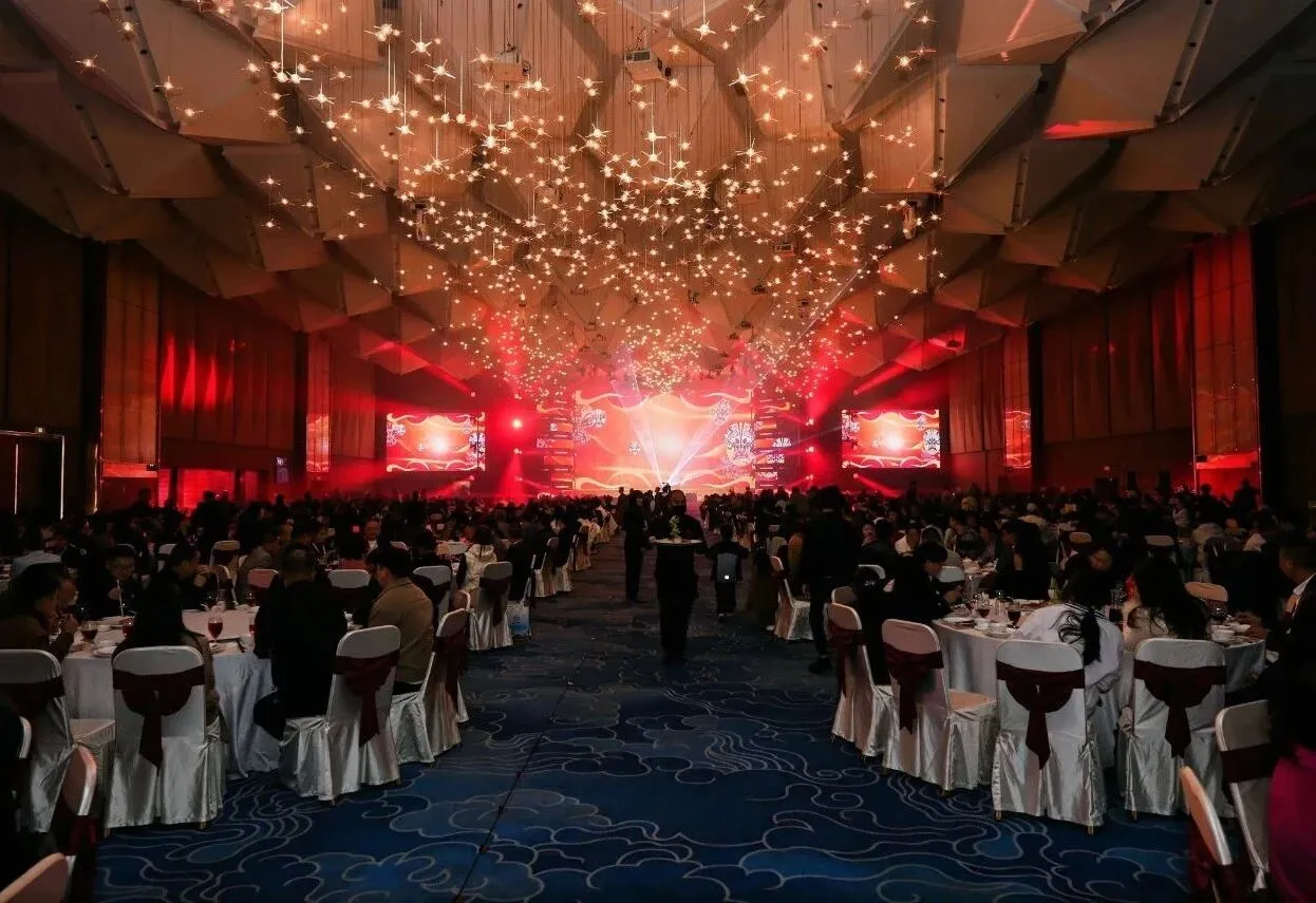 泛家居出海采购对接会暨广州市定制家居行业协会&定峰汇2025年会胜利召开，“永特耐之夜”华丽绽放！